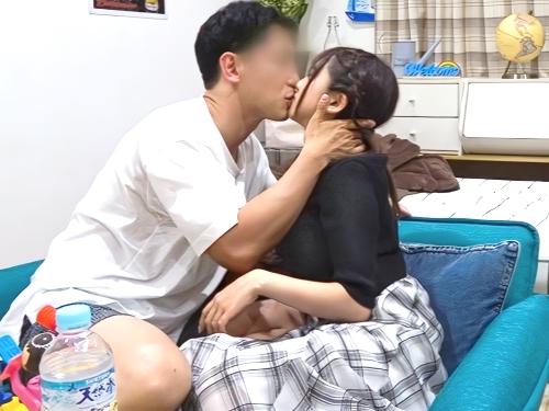 【素人ナンパ】服越しにも分かる爆乳デカパイちゃんを連れ込みゲームを口実に巨乳おっぱい触りハメ撮り騎乗位SEXする男