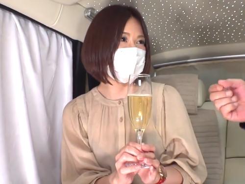 【人妻ナンパ】え～凄いホテルのだぁ♡ホントですか♡高級スイーツで子なし専業主婦の美熟女おばさんの心鷲掴みし電マで乳首責めしてみた