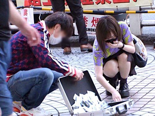 【素人ナンパ】ぶちまけたコンドームを一緒に拾ってくれた面白Tシャツお姉さんをホテル連れ込みずらしハメ立ちバック挿入してみた