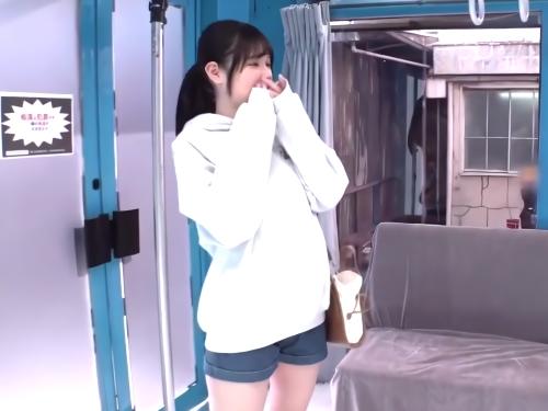 【素人ナンパ】帰ろうとしていた清楚系ショートパンツ美女を呼び止めMM号に連れ込み手マンやイラマチオし濡れたまんこに中出し