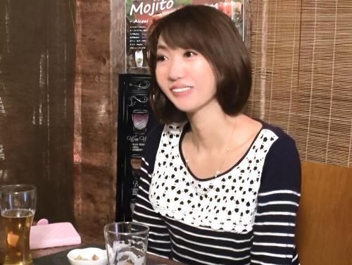 【人妻ナンパ】相席居酒屋で出会った男と連絡先を交換した美熟女おばさんが連れ込まれた男の家で飲み直しのビールで乾杯し不倫