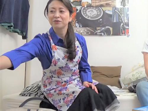 【おばさんレンタル】お喋り男にバックハグからキスや乳首責めされたお淑やかな清楚系美熟女が手持ちカメラで撮られながらフェラ
