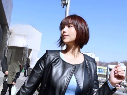 【人妻ハメ撮り】毎日のSEXじゃ足りない性豪バツイチ美人ママが美巨乳スレンダーBODY強調させる服で待ち合わせ場所に登場