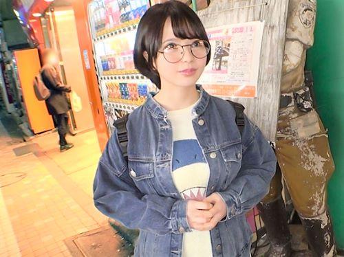 【素人ナンパ】都内で地味メガネJDをホテル連れ込み押しに弱い美巨乳おっぱいボディに乳首責め電マすればロリ美少女マンコ開放