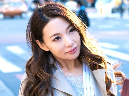 【人妻ナンパ】興奮しまくり電マオナニーしながら他肉棒フェラした美熟女セレブおばさんが騎乗位やバックで突かれ本気のメス堕ち