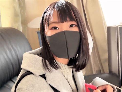 【デリヘル嬢】ドア前で客チンをフェラ抜きするロリ美少女に口内射精したらごっくんしてくれた…からの仲良くシャワーを浴びキス