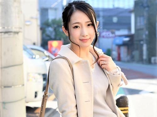 【イラマチオ】トイレの個室で口内射精されたスレンダー美人が精子ごっくん…夫のでは満足できない子無し清楚系人妻が着衣で不倫