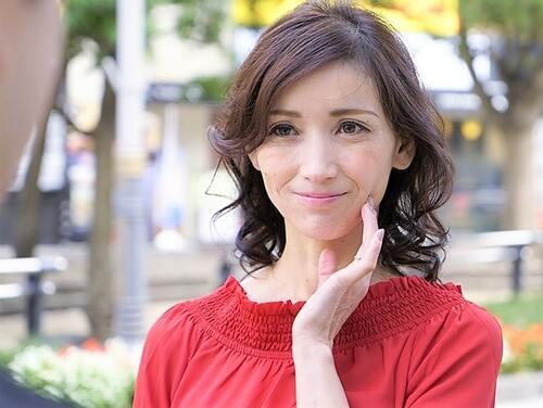 【人妻ナンパ】品のあるセレブ美熟女が電マで濃厚羞恥オナニーしてる所にバイブぶっ挿しアクメ堕ち‥清楚系おばさんの裏の顔が…