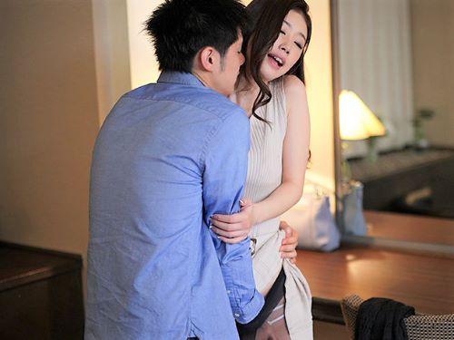 【小松杏】夫公認で夫友の彼女に成りすましていたら階段でベロチュー＆パンストの中に手を入れられた美脚ミニスカ美人が✗✗