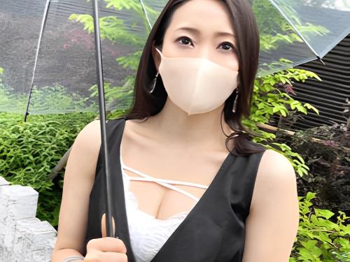 【人妻】二人きりになる所に行こっ//♥スマホ持ち歩く谷間丸見え美熟女おばさんに軽く嫉妬する男を翻弄しフェラ手コキする美人