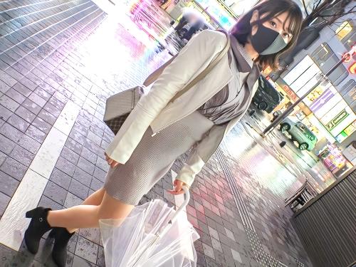 【素人ナンパ】歌舞伎町で見つけたパパ活お姉さんがリクエスト通り四つん這いになり裏筋舐めフェラし乳首責め手コキで男を誘惑