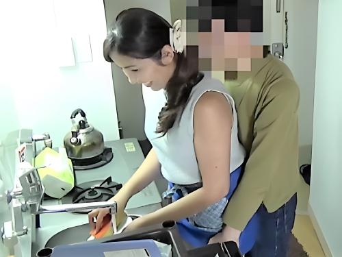 【おばさんレンタル】仕事先で真っ裸になったデカ尻ノースリーブ美熟女が恥ずかしい所やフェラ顔を手持ちカメラで撮られ濃厚羞恥