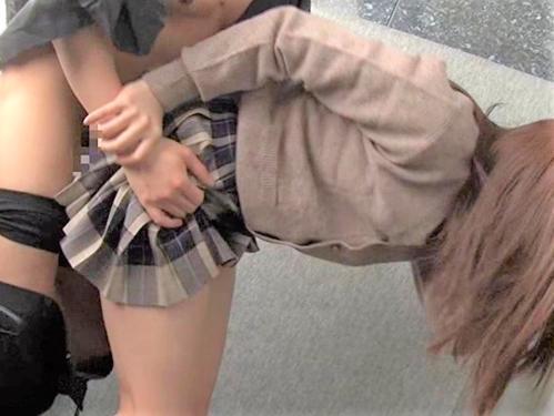 【強姦】いつもと同じ様に帰宅したら自宅玄関前で着衣レイプされたミニスカJK美少女 抱き抱えられベッドの上で強制イラマチオ