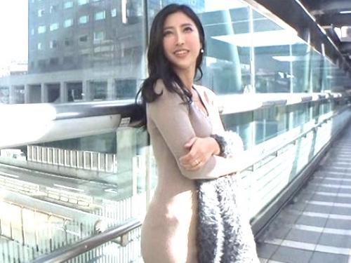 【人妻ハメ撮り】ホテルの部屋に入り早速合体する海外セレブ美人‥体だけの都合のイイ絶倫ビッチに立ちバック突きまくり不倫