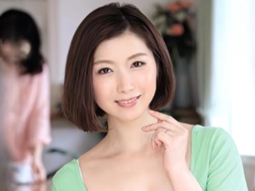 【母の友人】そんなにじっくり見ないで恥ずかしい//年下男の言いなりになりベッドの上でおしっこ放尿する美人な美熟女おばさん