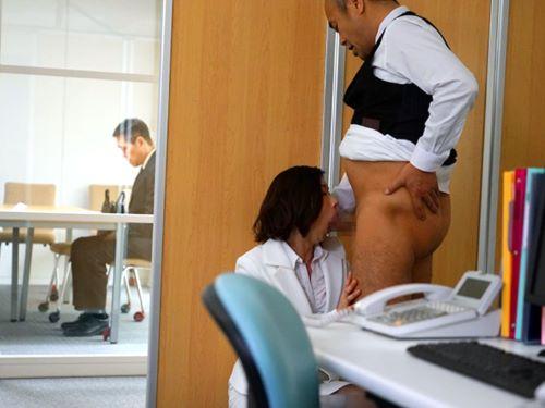 【加藤ツバキ】リストラ夫に代わり肉体関係ありの事務職で働き始めた美熟女おばさんがオフィスで抱かれぶっかけ顔射された