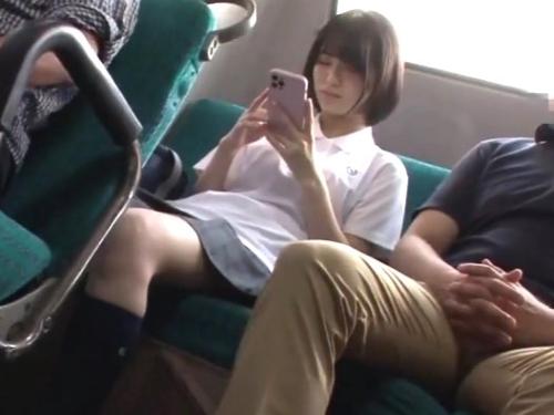 【被害者/ミニスカ美少女】某所で見かけた清楚JKを尾行し同じバスに乗ったレイプ犯スレンダー娘の隣に座り痴漢し己のブツを‥