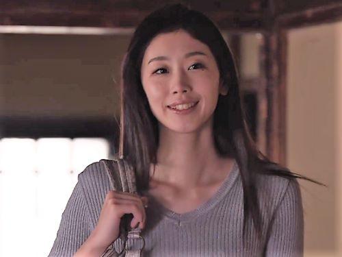 【兄嫁】横たわる義弟の肉棒を手コキしおまんこにぶっ挿す貧乳おっぱい人妻…唾つけ乳首責め舌絡めベロチュー痴女過ぎる美熟女に…