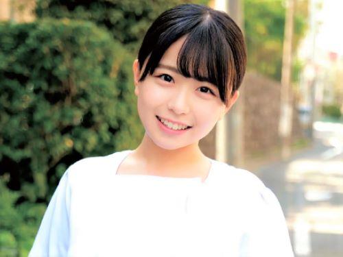 【素人ナンパ】天真爛漫なロリ看護師が全裸男に竿舐めフェラ…ナース服を着衣のまま診察台の上でハメられる清楚系の美乳お姉さん