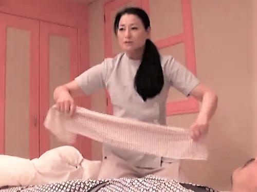 【盗撮×美熟女】地方で呼んだマッサージ師おばさんにブツ見せたら手コキしてきたのでパンスト下ろし垂れ乳おっぱい乳首責め