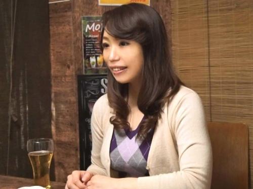 【人妻ナンパ】相席居酒屋でトイレ済ましお持ち帰りされたミニスカワンピ美熟女が出会った男の家でパンスト脱がされクンニされる