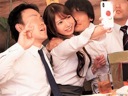 【相部屋NTR】送られてきた写真に胸騒ぎした彼氏が電話…その頃スレンダー美女OLは後輩に出張先で巨乳おっぱい揉まれていた