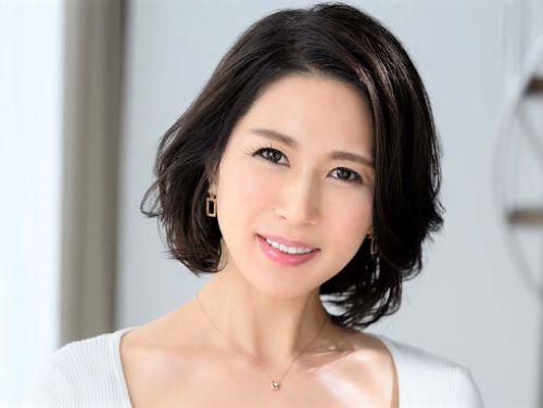 【デビュー作品】おちんちん欲しい~~//正統派美人が手マンで潮吹きお漏らしブシャー!罪悪感を捨てた巨尻な四十路熟女と３P