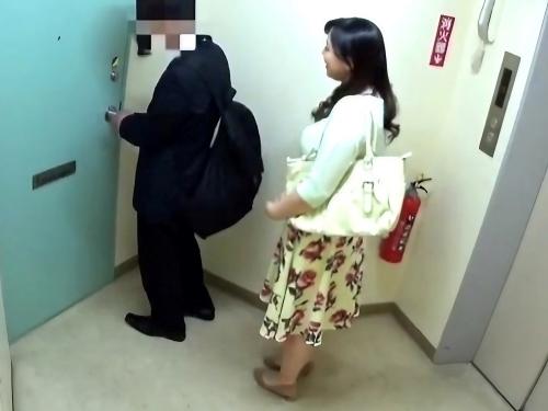 【人妻ナンパ】安く飲める相席居酒屋のトイレでベロチューキスや巨乳おっぱい揉んだ爆乳デカ尻な専業主婦を家に連れ込み隠し撮り