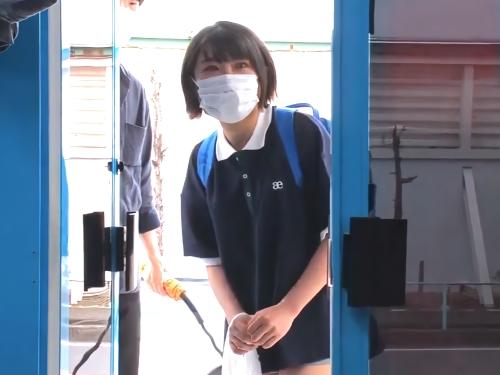 【素人ナンパ】こんなに見えてるの‥///マジックミラー号の小部屋でショートパンツ脱いだ清楚系JDお姉さんに媚薬オイル塗る