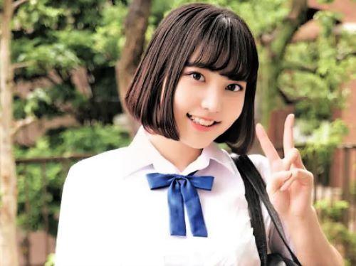 【素人ナンパ】明るい笑顔の制服JKが自撮りながら指入れ濃厚羞恥オナニー…終わったと思ったらいきなりゴム無しで着衣ハメられ