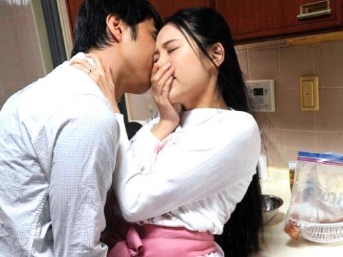 【人妻NTR】夫との電話が終わり夫の友人にクンニされベロチューキスしてしまった清楚系奥さんが美熟女ボディくねらせ寝取られる