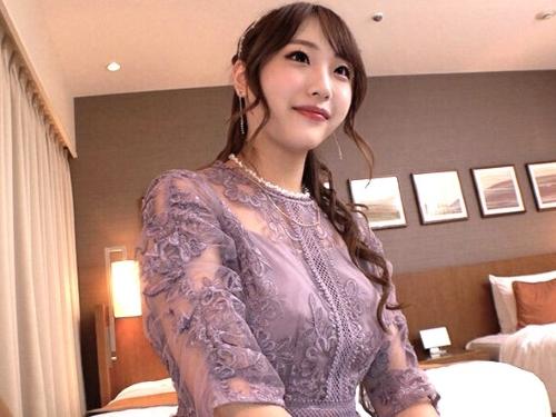 【人妻ハメ撮り】夫ではない男に微笑みキスする美巨乳スレンダー美人が男に乳首責め乳首舐め＆フェラしながら自分まんこ弄り不倫