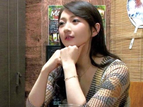 【人妻ナンパ】某所のトイレで美熟女ボディ弄られた綺麗おばさんが男の部屋で巨乳おっぱい揉まれ中出し種付けされ我に返り困惑