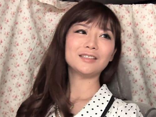 【人妻ナンパ】性感帯!?探していいですよww陰毛が薄い美熟女セレブおばさんがアナル舐められている時に電マオナニーし昇天