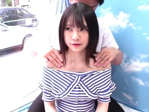 【素人ナンパ】怪しくないですか!?ヘソ出しショートパンツJDをマジックミラー号に誘い巨乳おっぱい揉みベロチューする企画