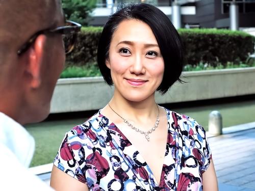 【人妻ナンパ】カメラの前で顔を歪ませる程興奮したデカ尻おばさんはホテルに誘うと二つ返事で快諾する巨乳スケベ美熟女だった