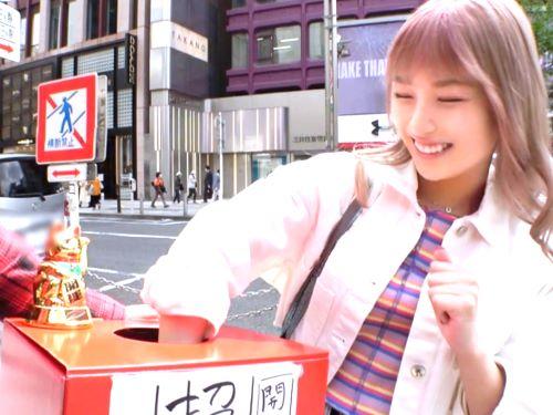 【素人ナンパ】もう触ってるじゃんww開運くじで釣れたミニスカ生足ギャルの美乳おっぱい服の上から揉みまくり乳首責め乳首舐め