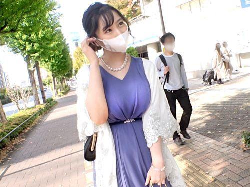 【素人ナンパ】爆乳おっぱい丸出しで竿舐めフェラ手コキるMカップ美人が立ちバックで巨尻デカ尻を突かれ喘ぎまくりSEX