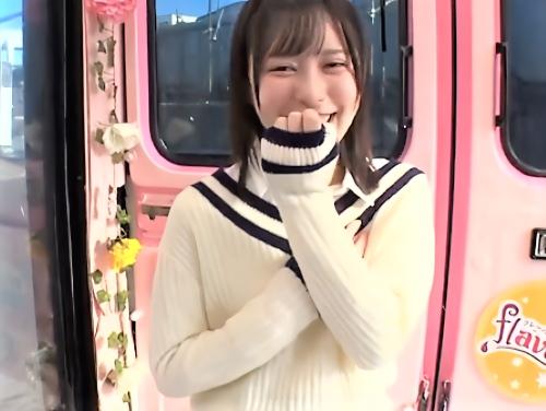 【素人ナンパ】外が見え羞恥心が増すマジックミラー便に乗ってしまったロリフェイス美少女がアナル舐めてきた男に潮吹かされ悶絶