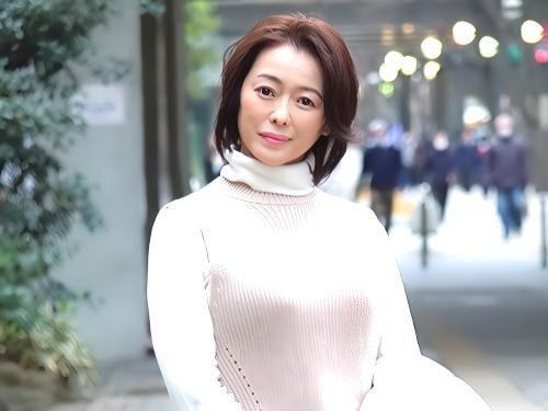 【人妻ナンパ】クンニ手マンされたびちゃびちゃ美熟女まんこをバイブで掻き回された清楚系おばさんがセルフ乳首責め電マオナニー