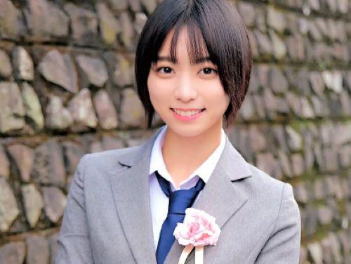 【素人ナンパ】やだ~不思議な感じwカメラ目線でフェラするショートカット美少女…素股からのガン突きピスで祝!卒業おめでとう