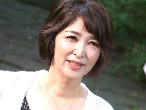 【人妻ナンパ】これ‥何ですか!?カメラの存在に気づいた肉感たっぷり美熟女セレブおばさんがムッチムチ裸体見られ羞恥悶絶