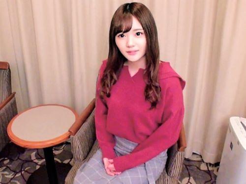 【素人ナンパ】彼氏は…います//スキンヘッド男に耳舐めしながら手コキする読モお姉さん…後ろから乳首責めされくすぐったがる
