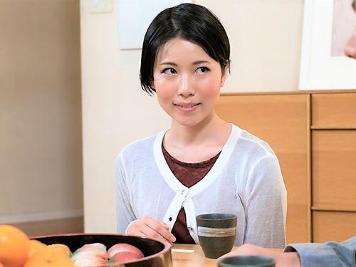 【近親相姦】ねぇ…チューしちゃお//歳が近いミニスカ義母がコタツの中でボディタッチし大きくなったブツをフェラ手コキしだす