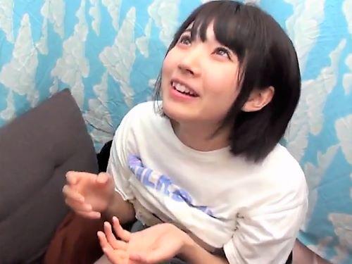 【素人ナンパ】いっぱい出たぁ//Tシャッツ×ショートパンツ姿の清楚系ロリお姉さんが巨チン男にフェラ手コキしたら乳首責めされた