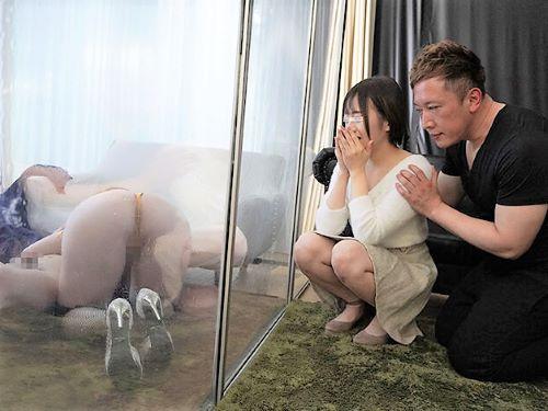 【素人】マジックミラー越しに見ている彼女に見せつけるかの様に巨乳おっぱい女優が彼氏に乳首舐め手コキやベロチューキスし挑発