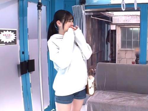 【素人ナンパ】うぅ‥やだぁ‥(泣)電車セットの組まれたマジックミラー号に誘われた生足ショートパンツお姉さんが痴漢され困惑