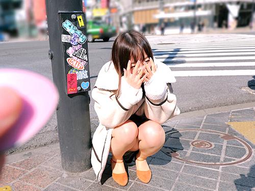 【素人ナンパ】パンツの中に遠隔操作できるバイブ仕込み野外お散歩に出かけるロリフェイス美少女がモジモジ羞恥し車の影で昇天