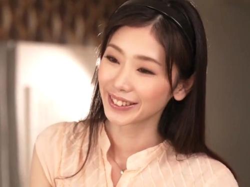 【小松杏】友人のお母さんに一目ぼれした僕は何度も友達の家に通い告白‥嫌われる為強引にズボン脱がしフェラ手コキする美熟女