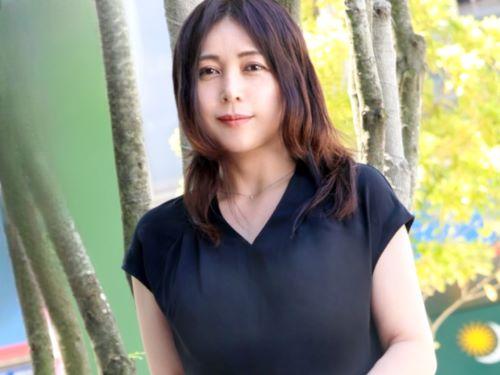 【人妻ハメ撮り】AVに出るのは旦那公認ですww快晴の天気の中待ち合わせた四十路の美熟女デカ尻おばさんとベッドで立ちバック